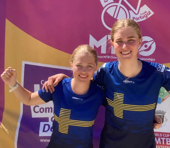 Signe Feil och Tilda Palm firar efter att tagit varsitt JEM-brons under den inledande tävlingsdagen.
