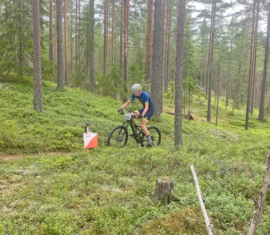 För andra gången kommer VM i mountainbikeorientering arrangeras i Dalarna när IFK Mora OK står som arrangör 2026. Bilden är från 2022 när VM avgjordes i Falun och OK Kåres Jon Hansson var en av deltagarna på JVM.
