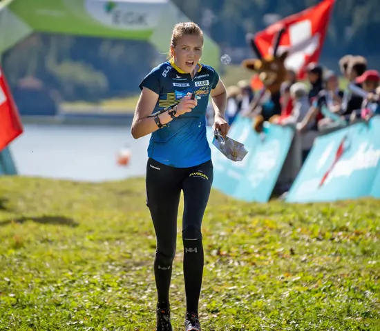 Hanna Lundberg spurtar i mål vid världscupen i Schweiz 2022.