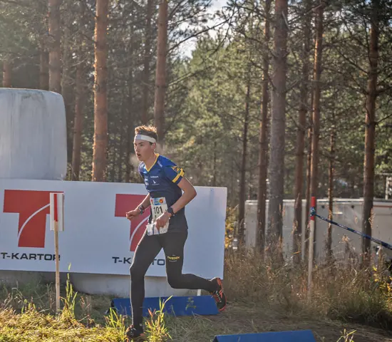 Viktor Svensk tar steget in i A-landslaget efter en stark säsong 2024. Här springer han ensam i täten på världscupstafetten i Finland.