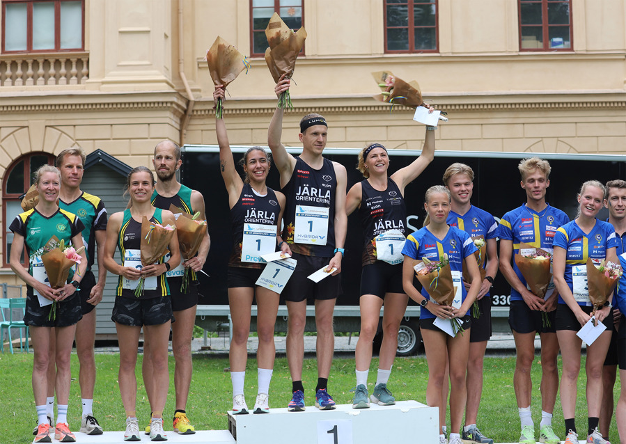 SM-pallen med från vänster Västerviks OK (Lena Eliasson-Lööf, Jakob Lööf, Eef Van Dongen, Simon Jakobsson, Järla Orientering (Filipa Rodrigues, Erik Berzell, Karolin Ohlsson), OK Kåre (Vendela Söderqvist, Joel Golsäter, Isac von Krusenstierna, Vilma von Krusenstierna). Bild: Johan Trygg.