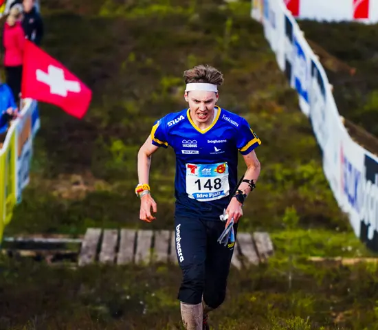 Viktor Svensk korsar mållinjen som trea under långdistansen