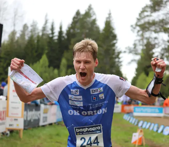Anton Johansson jublar efter sitt första SM-guld som senior.