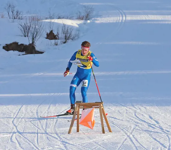 Jonatan Ståhl stämplar vid sista kontrollen under Svenska cupen i Falun.