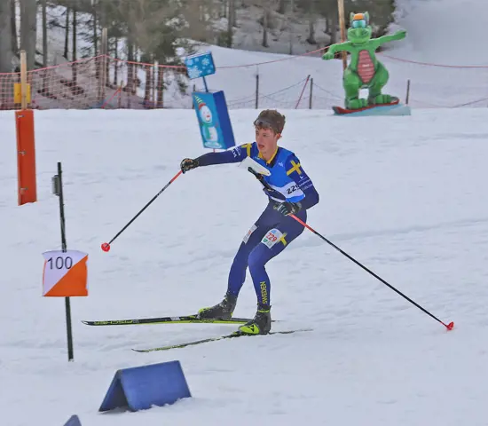 Otto Timby på väg att stämpla vid sista kontrollen på medeldistansen under JVM i Ramsau, Österrike.