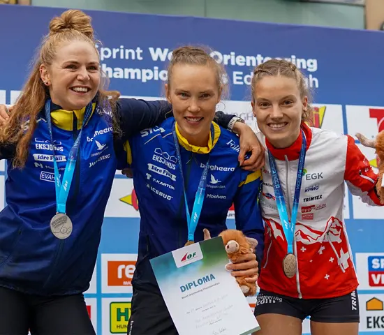 Karolin Ohlsson med VM-silver och Tove Alexandersson med sitt 21:a VM-guld tillsammans med Simona Aebersold på bronsplats på knockout-sprinten på VM i Edinburgh.