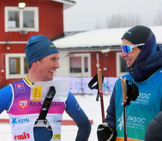 Rasmus Wickbom och förbundskapten Martin Hammarberg är glada efter målgång under en tävling i Kemi, Finland.