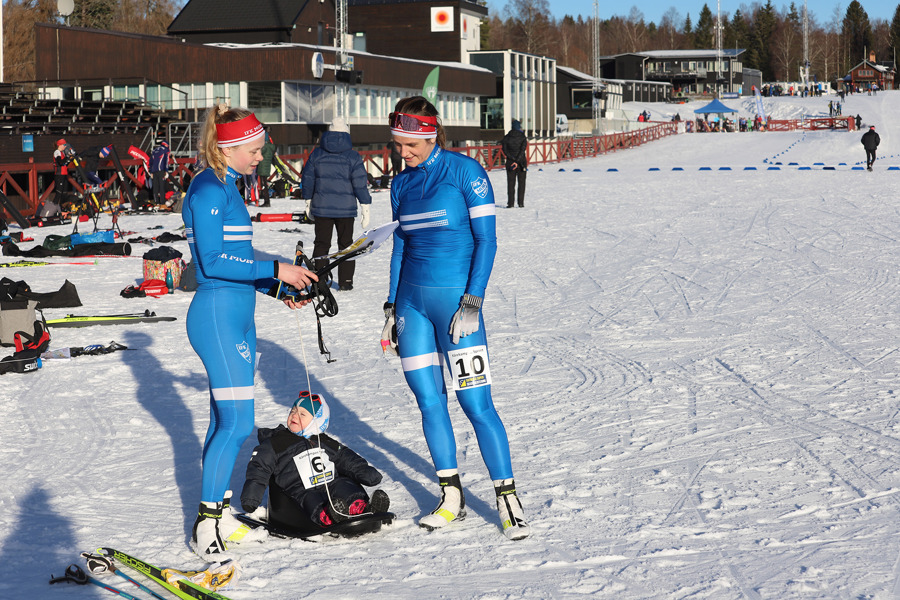 Hanna Eriksson och Magdalena Olsson diskuterar vägval efter Svenska cupen i Falun under överinseende av Hannas dotter Ida. Bild: Johan Trygg.