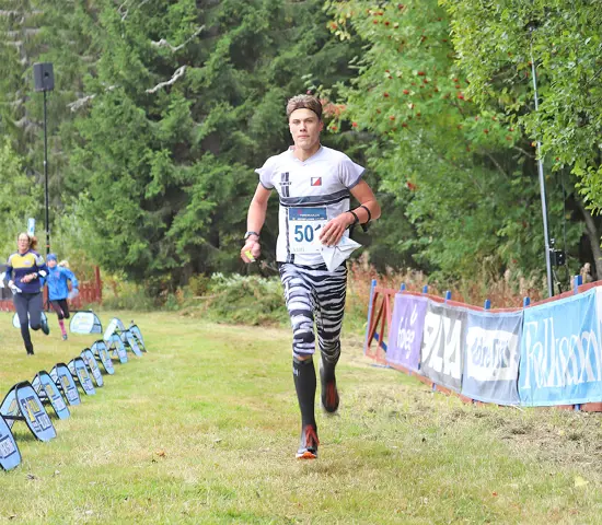 Ola Leire defilerar i mål som segrare av Swedish League i H18.