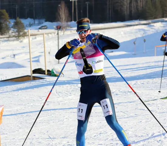 Skidorienteraren Erik Blomgren byter karta i sitt kartställ