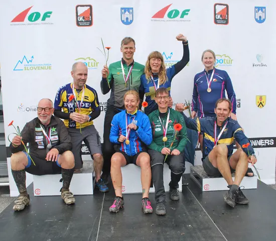 Svenska medaljörer på masstarten vid Veteran-VM i MTBO. Fr.v. Claes-Göran Lundberg, Magnus Aasa, Bertil Eronn, Helena Svensson, Mia Eronn, Monica Kollberg, Ingela Andersson och Kristian Palm.