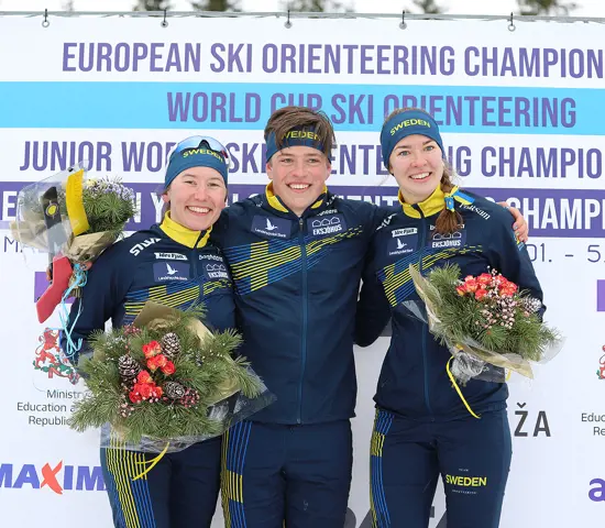 Guldmedaljören Jonatan Ståhl omgiven av Evelina Wickbom, till vänster och Elin Schagerström som tog silver respektive brons.