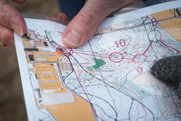 Tumme vid start och mål på en orienteringskarta