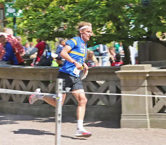 Isac von Krusenstierna är medaljkandidat både lördag och söndag under Sprint-SM i Västerås. Bilden är från stafetten i fjol.