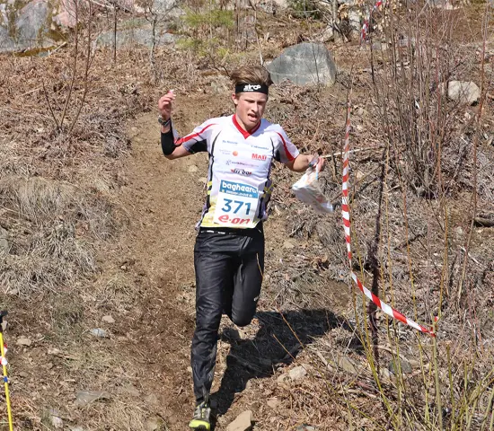 Lukas Larsson, OK Skogshjortarna, på väg mot mål.