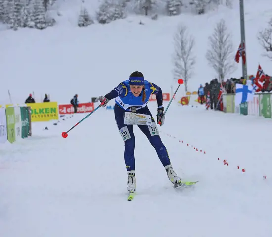 Magdalena Olsson spurtar i mål som guldmedaljör på sprinten vid VM i Ramsau.