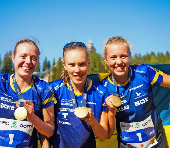 Guldleenden från Sanna Fasth, Tove Alexandersson och Hanna Lundberg efter VM-stafetten i Kupio.