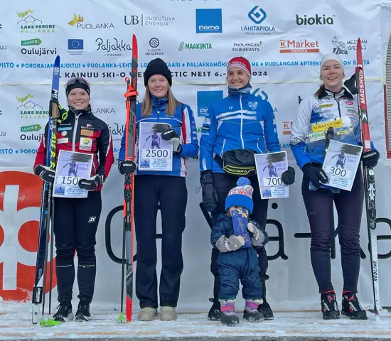 Ella Turesson vann Kainuu Ski O Week och står här på prispallen tillsammans med tvåan Maria Hoskari, trean Magdalena Olsson och fyran Doris Kudre.