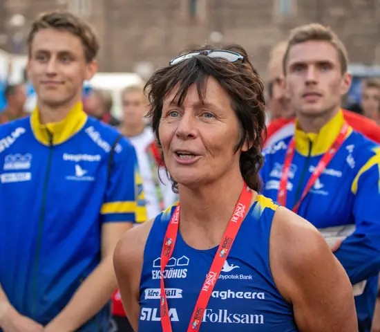 Anneli Östberg under EM i Italien med landslagslöparna August Mollén och Martin Regborn i bakgrunden.