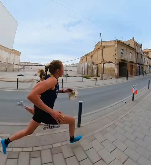 Hanna Lundberg och Karolin Ohlsson spurtar stenhårt på ett knockout-pass under landslagslägret i Spanien.