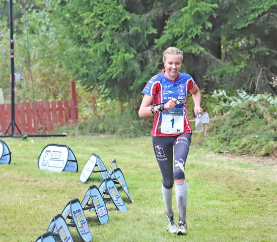 Hanna Lundberg springer in som överlägsen segrare i Swedish League 2024 med ett leende på läpparna.