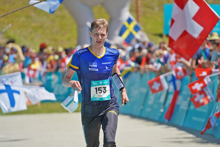 Anton springer i mål som tolva på medeldistansen vid VM i Schweiz 2023. Bild: Hugo Mattsson.