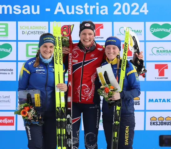 Magdalena Olsson och Linda Lindkvist flankerar guldmedaljören på medeldistansen, Anna Ulvesöen.