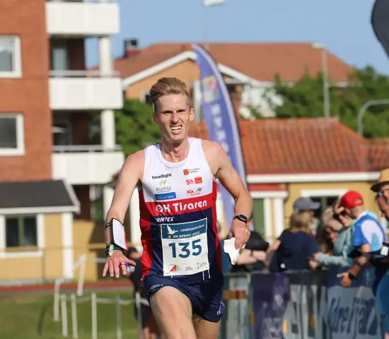 Oskar Andrén, OK Tisaren, spurtar i mål vid SM-sprinten i Lund i slutet på maj 2023.