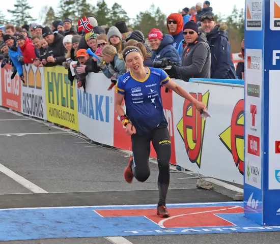 Tove Alexandersson spurtar i mål vid långdistansen på världscupen i Norge 2023.