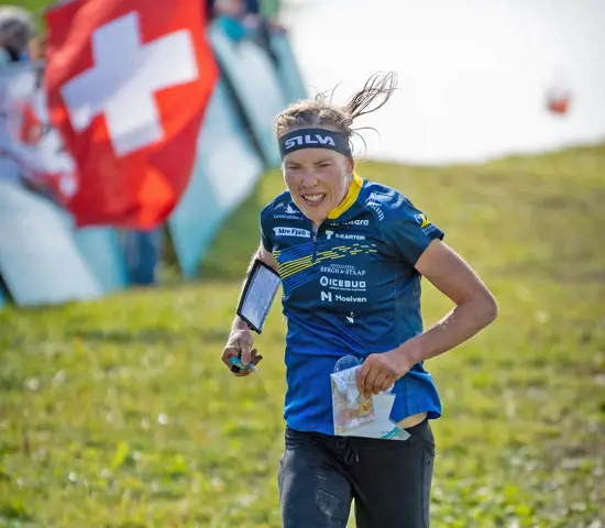 Tove Alexandersson spurtar i mål vid världscupavslutning i Schweiz 2022.