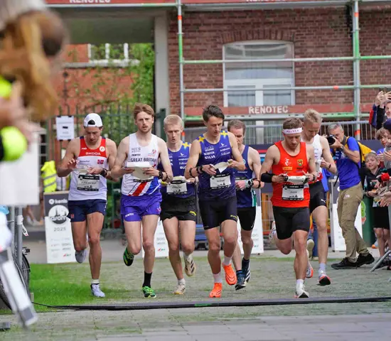 Finalfältet i herrklassen på knockout-sprinten vid ASOM i Belgien. I mitten Jonatan Gustafsson som slutade sjua och August Mollén som blev tvåa bakom finländaren Tuomas Heikkilä (skymd bakom Mollén).