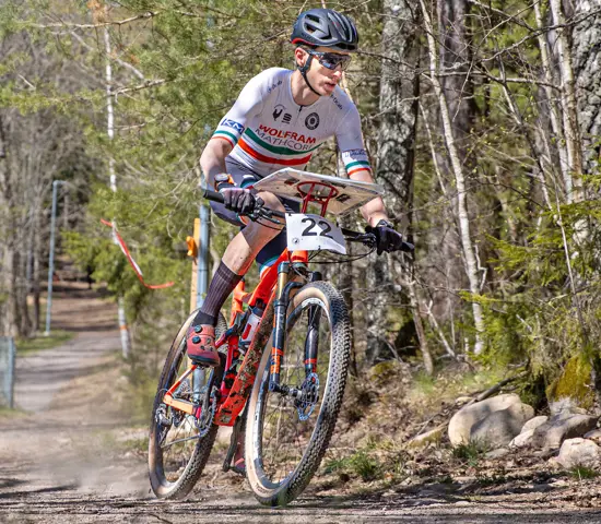 Marcus Jansson cyklar i full fart under SM i masstart.