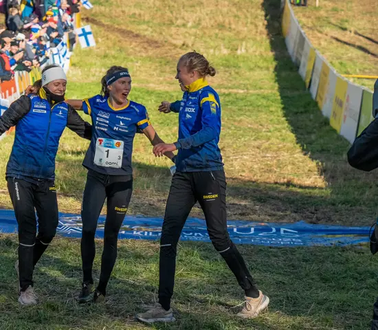 Sanna Fast Tove Alexandersson Hanna Lundberg jublar vid målgången i världscupsavslutningen 2024