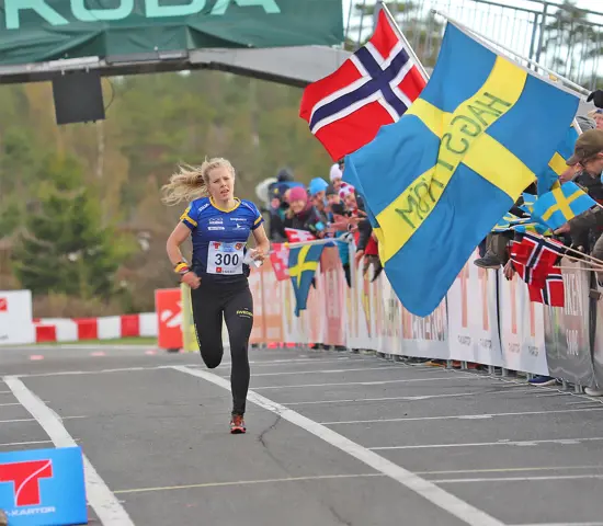 Sara Hagström spurtar mot seger på världscupens medeldistans i Östfold, Norge.