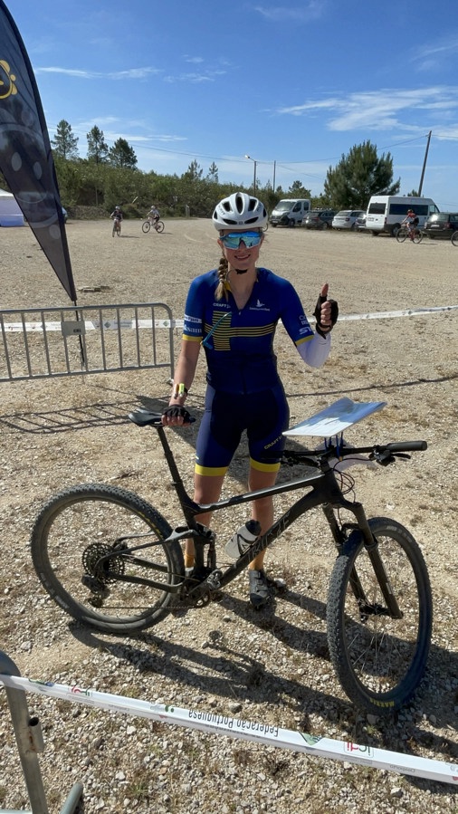 Tilda Palm efter att ha tagit juniorsilver i långdistans.