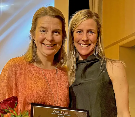 Marie Ohlsson, till vänster, mottar Silvastipendiet Care More av Miranda Ericsson från Silva på Orienteringsgalan i november.
