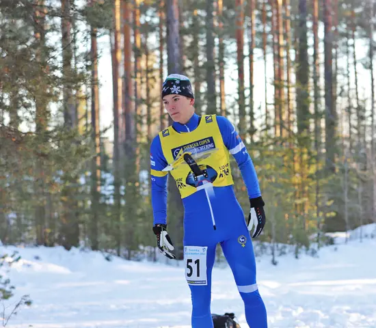 Frode Montelius Risberg, OK Kåre, toppar H18 i Svenska cupen efter fyra deltävlingar. Här ser vi honom innan start på medeldistansen utanför Mora vid andra deltävlingen.