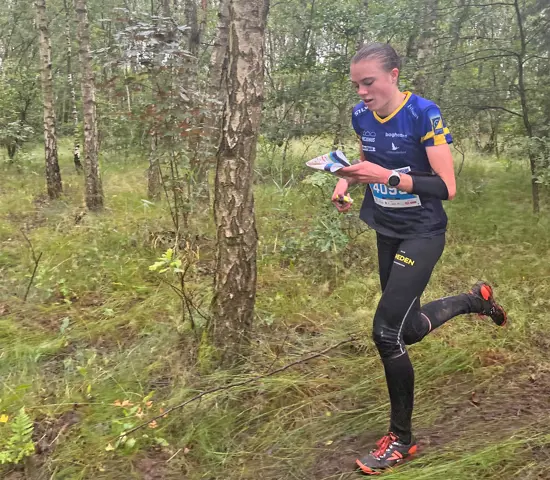 Freja Hjerne springer mot seger på EYOC:s långdistans i Polen.