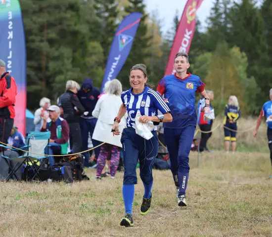 Veteran-SM glada löpare påväg mot mål.