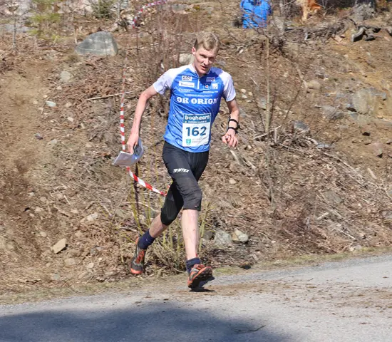 Anton Johansson på väg mot seger i Valdemarsvik.
