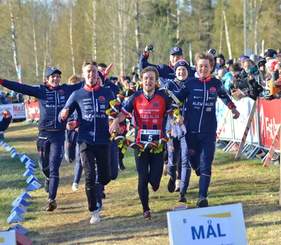 Albin Ridefelt för OK Linné till klubbens första seger på Tiomila i Ånnaboda 2022. Här springer han tillsammans med hela laget över mållinjen.