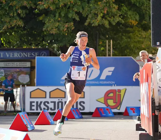 : Tove Alexandersson är en av många starka löpare i den svenska världscuptruppen. Bilden från sprintstafetten vid EM i Italien 2023 som Sverige vann.