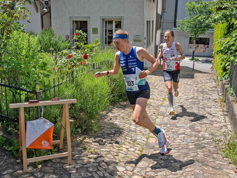 Tove Alexandersson före Natalia Gemperle på knockout-sprinten i Olten, Schweiz. Bild: Hugo Mattsson.
