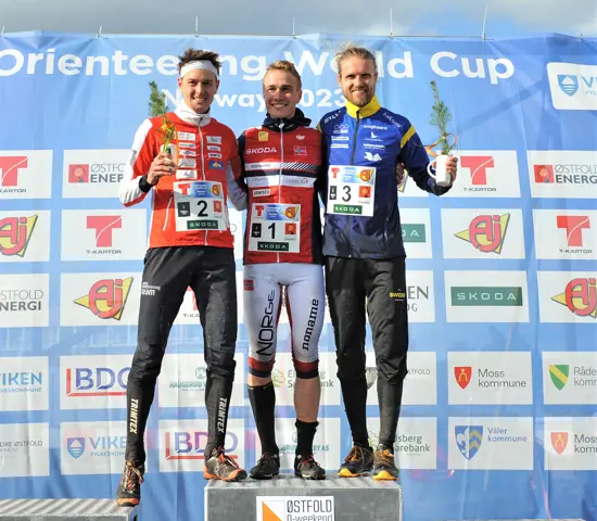 Mattias Kyburz, Kasper Fosser och Gustav Bergman på pallen efter världscupens medeldistans.