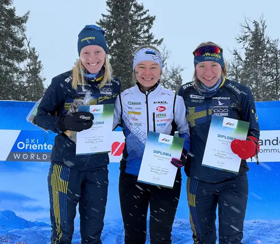Linda Lindkvist, Doris Kudre Schnyder och Lisa Larsen på världscuppallen