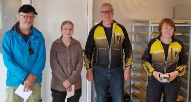 En bild som visar person, klädsel, vägg, leende

AI-genererat innehåll kan vara felaktigt.