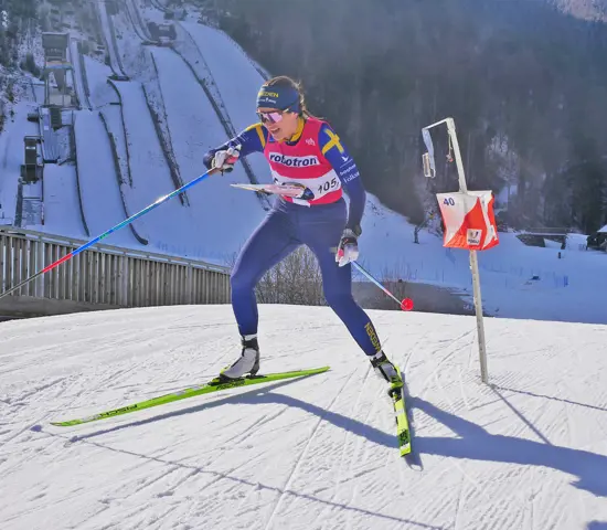 Magdalena Olsson leder världscupen efter två av tre omgångar. Säsongen avslutas med omgång tre vid EM i Finland 20-23 mars. Bilden från medeldistansen i Ruhpolding, Tyskland i söndags.