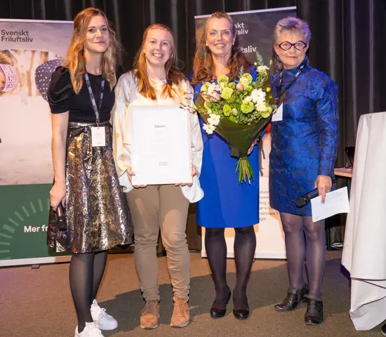 Malin Widell (tv.) och Susanne Maarup på scenen tar emot priset Årets friluftslyft