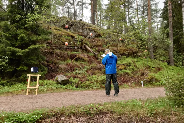 Man läser kartan vid en PreO-kontroll