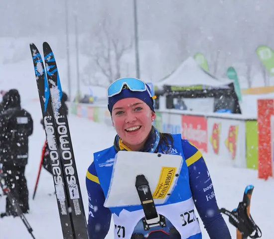 Elsa Brandt i mål som guldmedaljör på JVM.